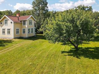 Historic Cottage by Lake Yngern - 8