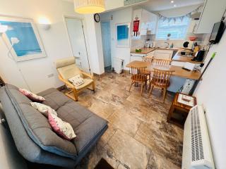 2 Bedroom Chalet SB109, Sandown Bay, Isle of Wight - 2