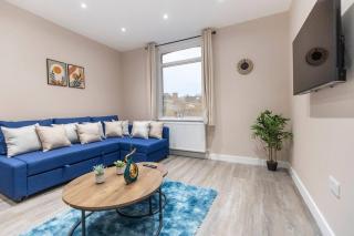 Convenient spacious house next Seven sisters station London - 1