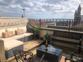 Kitson House - Sea Views, 1 min Walk to Harbour - Scarborough - 0