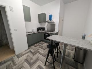 Cozy 1 Bed Apartment with Kitchen in Town - 4