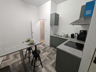 Cozy 1 Bed Apartment with Kitchen in Town - 2
