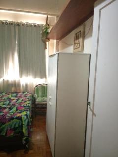 quarto pr até, 2 pessoas quarto não é suite, quarto só para dormir, banheiro compartilhado, com a dona d apto quarto com chave Obs não é apto inteiro - Guarujá - 5