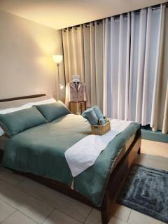 Vibrant Urban Getaway in BGC (pool view) - Manila - 8
