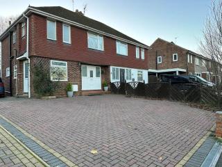 Quebec House - Free Parking and Wifi, 'Comfortable Spacious House Near to Town Centre - Swindon - 0