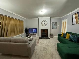 Quebec House - Free Parking and Wifi, 'Comfortable Spacious House Near to Town Centre - Swindon - 4