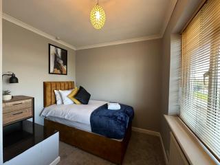 Quebec House - Free Parking and Wifi, 'Comfortable Spacious House Near to Town Centre - Swindon - 3