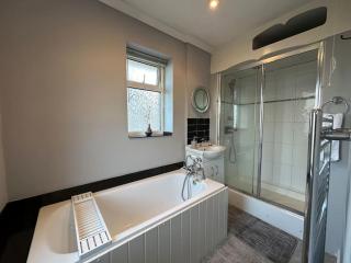Quebec House - Free Parking and Wifi, 'Comfortable Spacious House Near to Town Centre - Swindon - 2