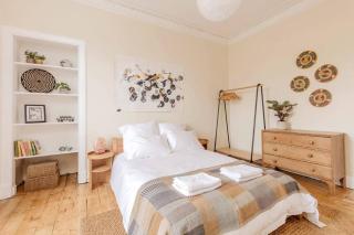 Edinburgh Castle Views! Stylish 2BD Flat, Sleeps 4 - Edimburgo - 2