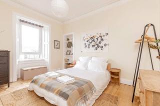 Edinburgh Castle Views! Stylish 2BD Flat, Sleeps 4 - Edimburgo - 1