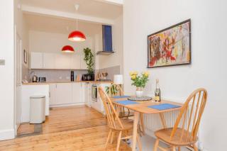 Edinburgh Castle Views! Stylish 2BD Flat, Sleeps 4 - Edimburgo - 3