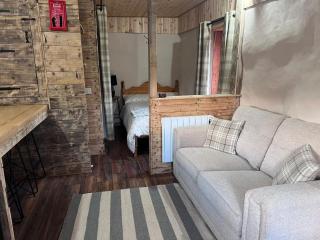 Willow Straw Bale Cabin - - 9