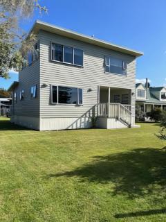 Hosts on the Coast - Reel Escape on Banks - 8