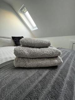 Seaside Serenity: Modern Flat - 2