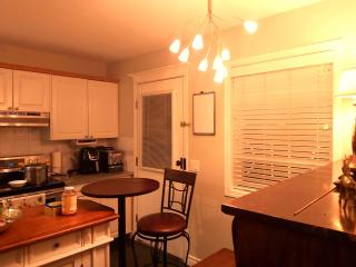 Lovely comfy home private bath in central Calgary - Calgary - 2