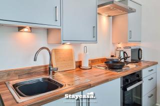 Bright & Central Apt - With Great Transport Links - Stockport - 3