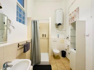 Peaceful Central 1BR with AC - Yellow House - 1