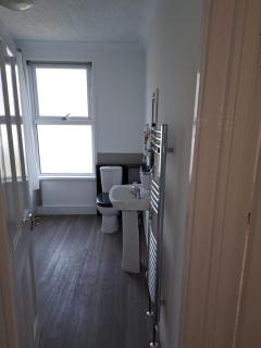 Single Room near London Seven Kings Train station - 7