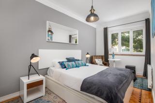 Classy 4BDR Apartment W/ Balcony by LovelyStay - Lissabon - 6