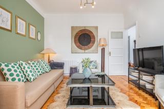 Classy 4BDR Apartment W/ Balcony by LovelyStay - Lissabon - 3