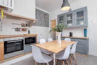 Classy 4BDR Apartment W/ Balcony by LovelyStay - Lissabon - 9