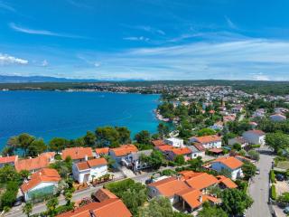 VILLA NINA MALINSKA 150m FROM THE BEACH, SWIMMING POOL - Vantačići - 2