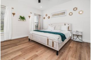 Bold Bright 4BR3.5FULL BATHS Near Riverwalk Dtown - San Antonio - 2