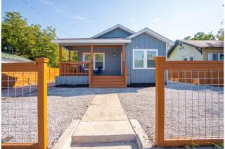 Spectacular Brand New 4BR2.5BA Near DT Riverwalk - San Antonio - 0