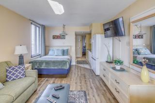 Beachfront Condo with Balcony and Pool in Myrtle Beach - Myrtle Beach - 2
