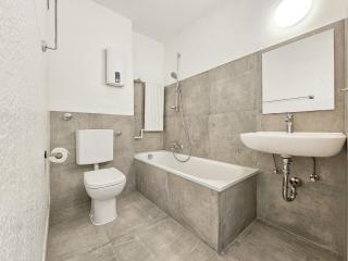 RAJ Living - Monteurwohnung - 2 Schlafzimmer - Küche - Balkon - Waschmaschine - 25 Min zur Messe DUS - Heiligenhaus - 5