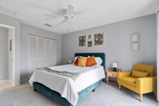Waterfront Oasis -3BR - Heated Pool -BBQ -Private Dock - 2