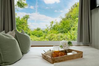 Art Studio - Connect to Nature in the Hot Tub at Cosy Studio - 3