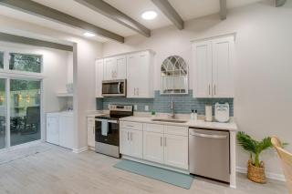 Bright Jekyll Island Home with Deck Less Than 1 Mi to Beach - Jekyll Island - 2
