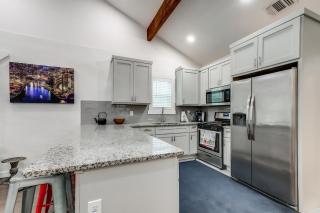 8 mins to Riverwalk, fenced backyard, pets allowed, king bed - San Antonio - 4