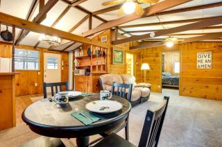 Peaceful Warne Cabin Fenced Yard and Screened Porch - Brasstown - 4