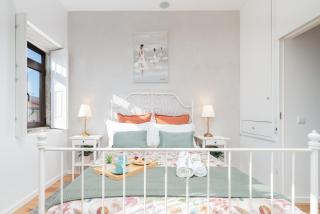Host Wise - Elegant Colorful House w Private Terrace - Porto - 1