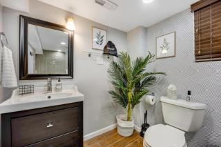 The Logandale: HUGE Mid-Century Home, sleeps 15 - Chicago - 3