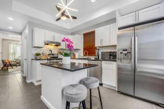 The Logandale: HUGE Mid-Century Home, sleeps 15 - Chicago - 1