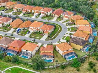 Tranquility Hut, Spacious 4-bedrooms, 4-bathrooms, Pools, free parking - Kissimmee - 2