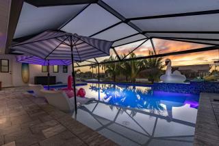Kayaks, Boat Dock, Heated Pool & Spa, Outside Kitchen, Tiki Hut - Villa Pedro - Roelens Vacations - Cape Coral - 6