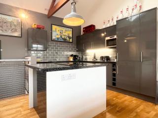 Stylish~Tasteful~2Bed~2Bath~Central~Townhouse - Penzance - 0