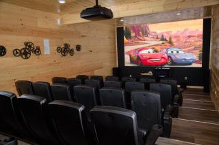 Skyline Splendor: Luxe Retreat with Breathtaking Views Over Downtown Gatlinburg - 8