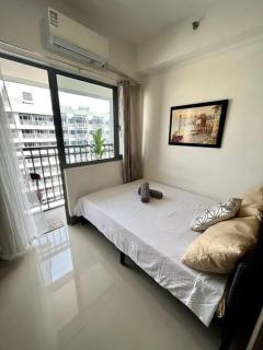 cozy studio unit at fame residence metro manila - 0