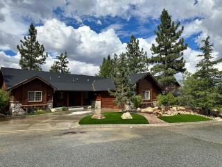 CUSTOM SINGLE STORY CABIN WITH JACUZZI POOL TABLE & BIG GAME ROOM WITH ARCADE games - 6