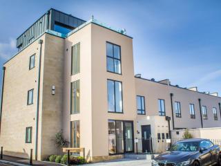 Modern & central - two bedroom & two bathroom apartment - Bath - 9