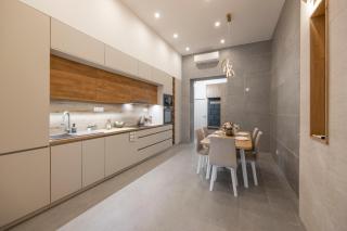 Luxurious & Spacious Central Residence with Balcony - Budapest - 6