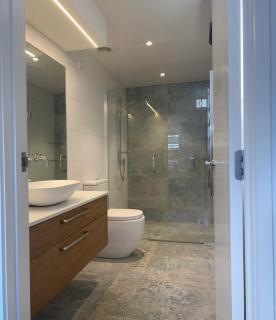 Aspiring View Apartments - Luxury Modern 3 Bedroom - 2 Min Walk to Lake & Town - 1