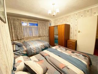 Barking London House sleeps 12 - parking - train tube - airport - 2