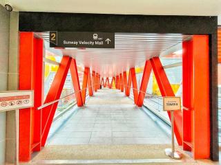 Sunway Velocity Two 公寓连接天桥步行前往 Velocity Mall以及MRT和LRT换乘站 - 5