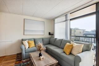 Fun & Comfy Beachside Getaway ~ King Bed ~ Balcony - Ocean City - 8